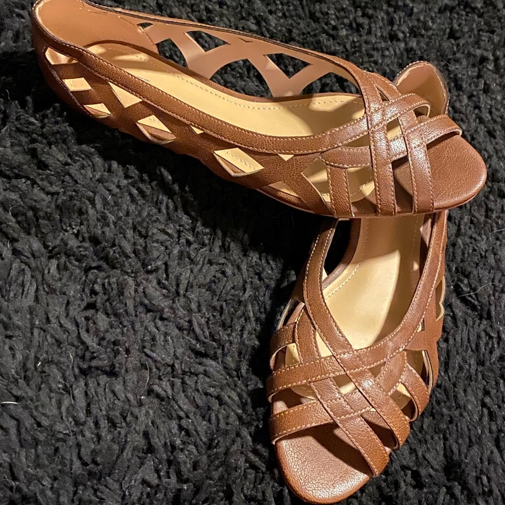 BRAND NEW MARKET AND SPRUCE OPEN TOED FLATS